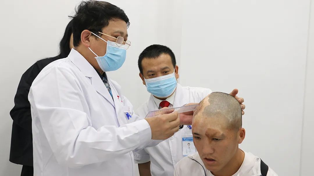 昆明皮肤病专科医院为奥运田径杨玉帅提供疤痕医疗援助